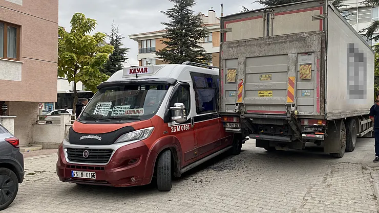 Tır İle Minibüsün Çarpıştığı Kaza Maddi Hasarla Atlatıldı
