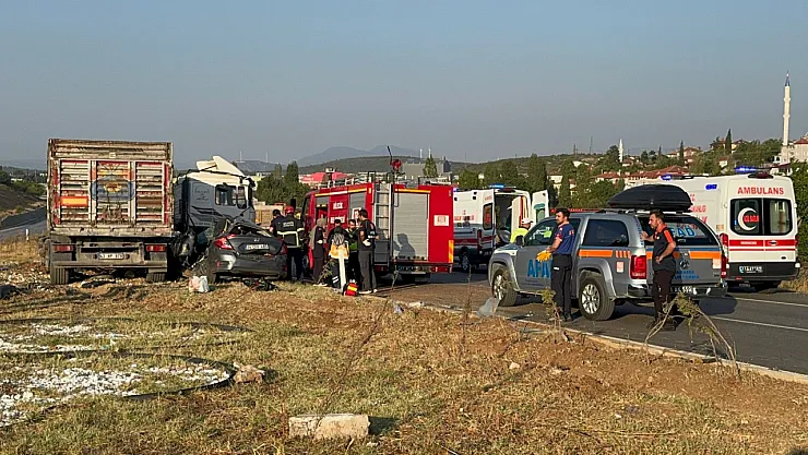 Tır İle Otomobil Çarpıştı: 1 Ölü, 3 Yaralı