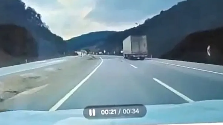 Tır Otomobilin Üzerine Devrildi