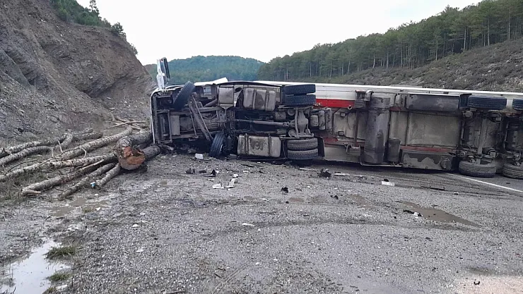 Tır, Otomobilin Üzerine Devrildi: 1 Ölü, 1 Yaralı