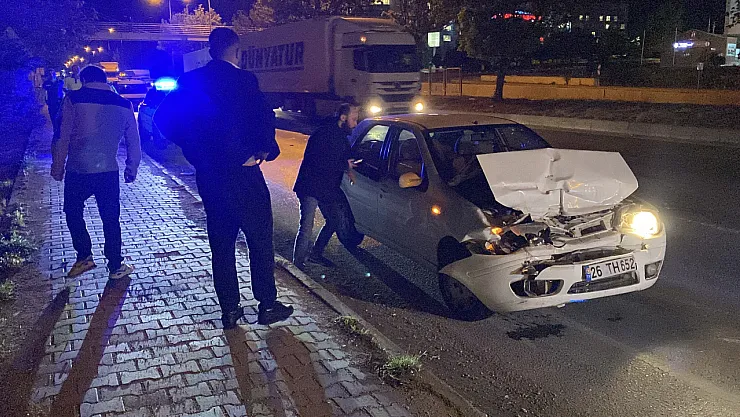 Tıra Çarpan Otomobil Sürücüsü Yaralandı