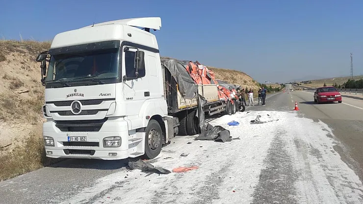 Tıra otobüs ve kamyon çarptı: 2 ölü, 5 yaralı