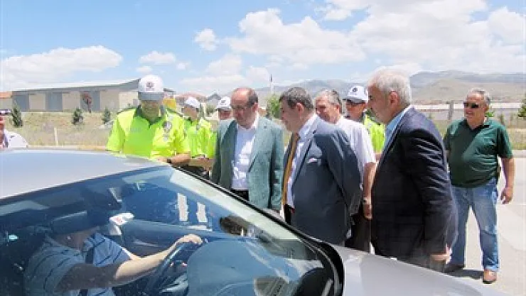 Trafik ekiplerinden sürücülere lokum ikramı