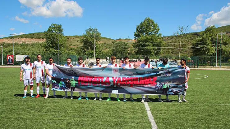 Trafik Haftası’nda ‘Hayatla Yarışılmaz’ Yazılı Pankartla Sahaya Çıktılar