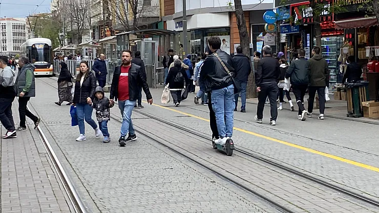 Tramvay Yolunda Aynı Scooter'a Binen 2 Kişi Dikkatleri Üzerine Çekti