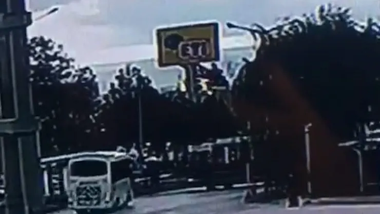 Tramvaya Çarpmamak İçin Direksiyonu Kırdı, Yayaya Çarptı 1 Kişi Yaralandı