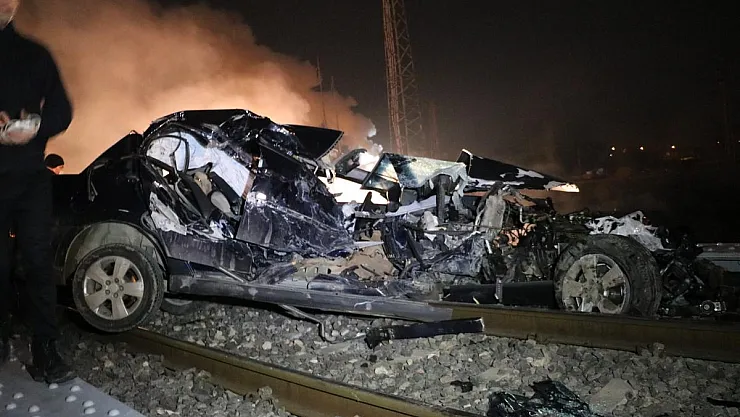Trenin çarptığı otomobil 1 kilometre sürüklendi