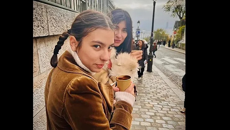 Tuğba Büyüküstün'ün Kızlarıyla Paris Paylaşımı Sosyal Medyayı Salladı!