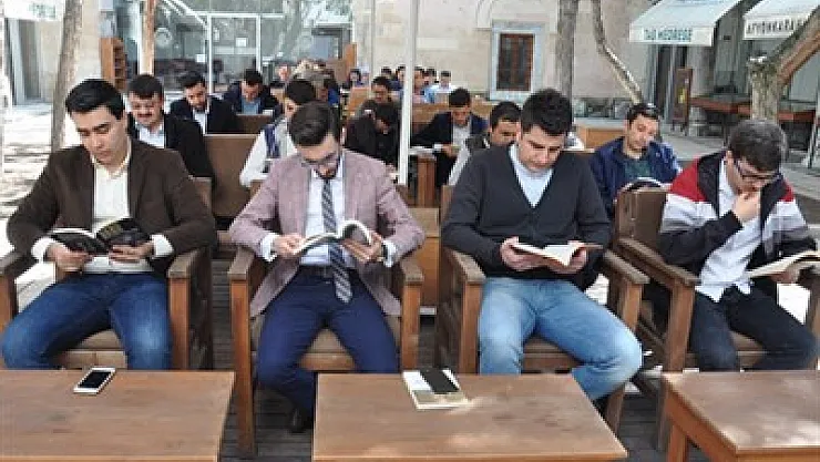 TÜGVA gönüllüleri eş zamanlı kitap okudu