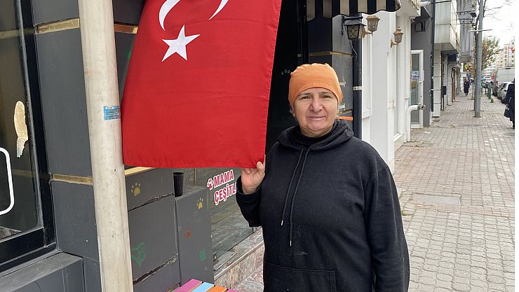 Türk Bayrağını Öpen Teyzenin Görüntüsü Yürekleri Isıttı