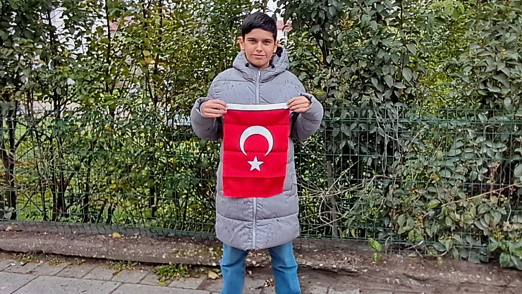 Türk Bayrağının Üzerindeki Karları Temizleyen Çocuk O Anları Anlattı