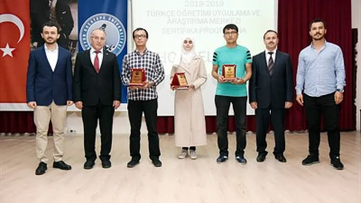 Türkçe öğrenen misafir öğrenciler sertifikalarını aldı