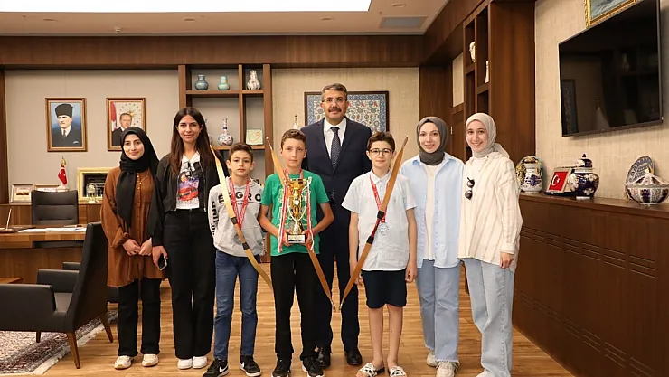Türkiye ikincisi olan okçuları tebrik etti