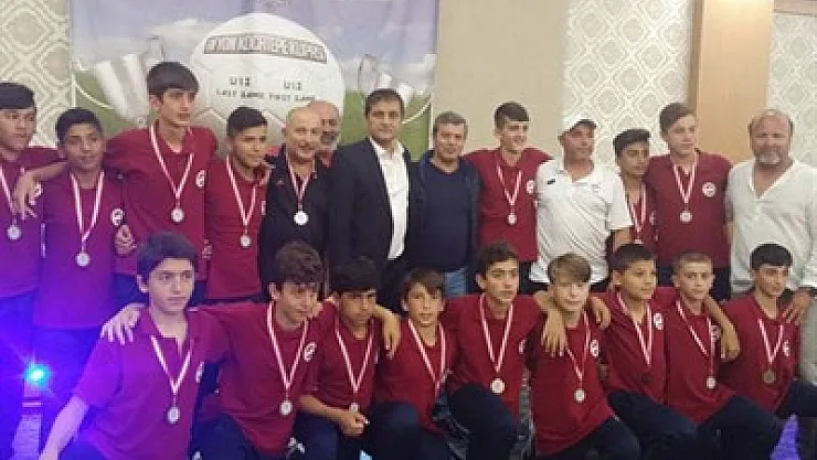Turnuvanın katılımcılarına madalya verildi – Kocatepe Gazetesi