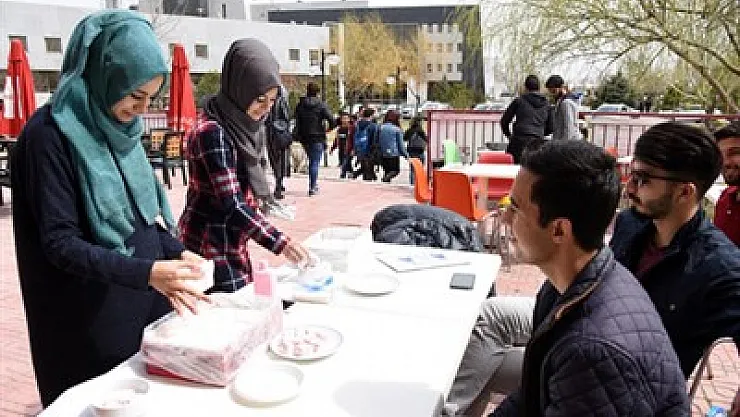 ÜNİAK'tan lokum ikramı – Kocatepe Gazetesi