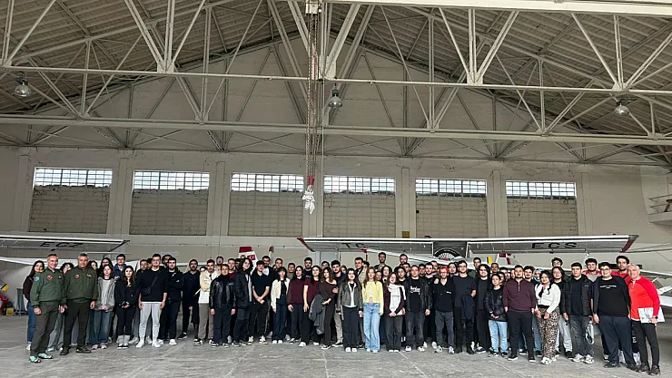 Üniversite Öğrencileri İnönü Havacılık Eğitim Merkezi'ni Ziyaret Etti, Eğitim Uçaklarını Yakından Gördü
