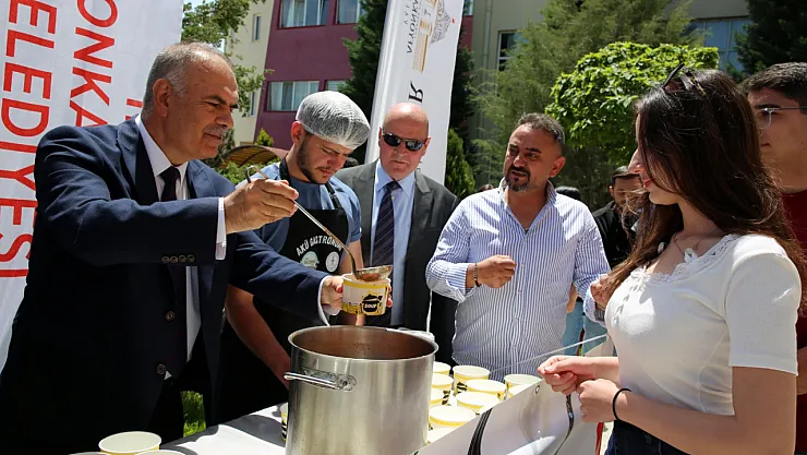 Üniversite Öğrencilerine Sakala Çarpan İkramı