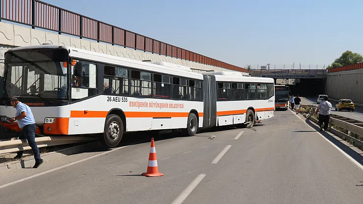 Üniversiteye Giden Belediye Otobüsü Bariyerlere Çıktı, Facia Kıl Payı İle Atlatıldı