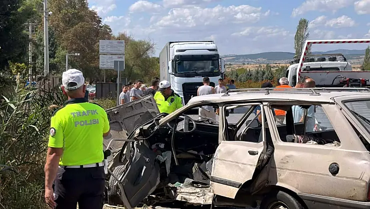 Uşak-Afyon Yolunda feci kaza: 1 ölü, 4 yaralı