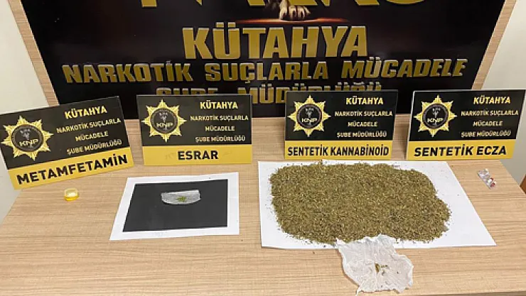 Uyuşturucuyu Yola Döküp Kaçmaya Çalışan Zehir Tacirleri Tutuklandı