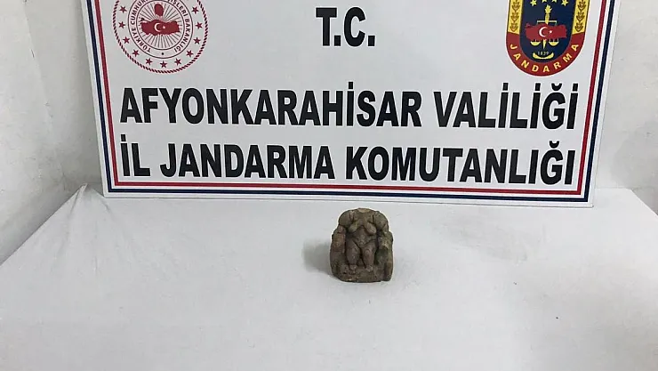 Üzerinde tarihi eser niteliği taşıyan heykelle yakalandı