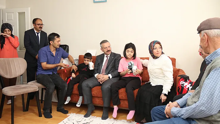 Vali Aksoy'dan Evde Eğitim Alan Özel Kardeşlere Ziyaret