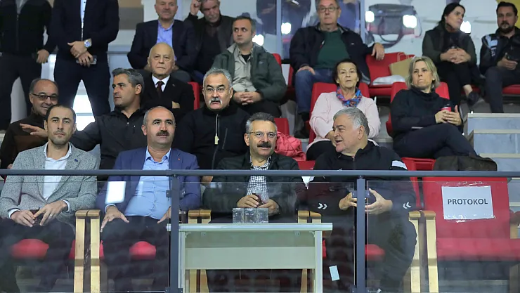Vali Aksoy, Türkiye Hentbol Erkekler Süper Lig Maçını Tribünden Takip Etti