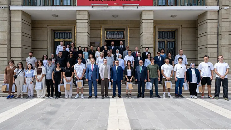 Vali Aksoy YKS'de derece yapan öğrencilerle buluştu