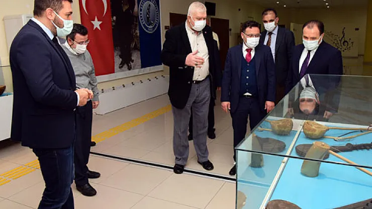 Vali Çiçek, Alimoğlu Müzik Koleksiyonu ziyaret etti