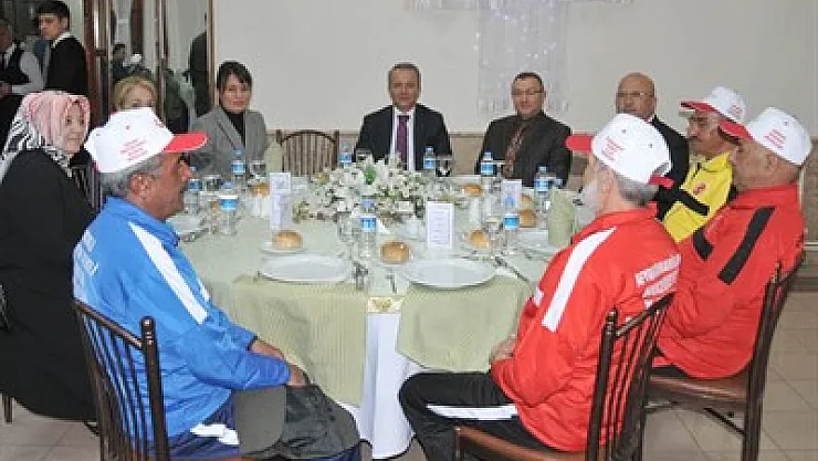 Vali Güner, Huzurevi sakinlerinin yanında