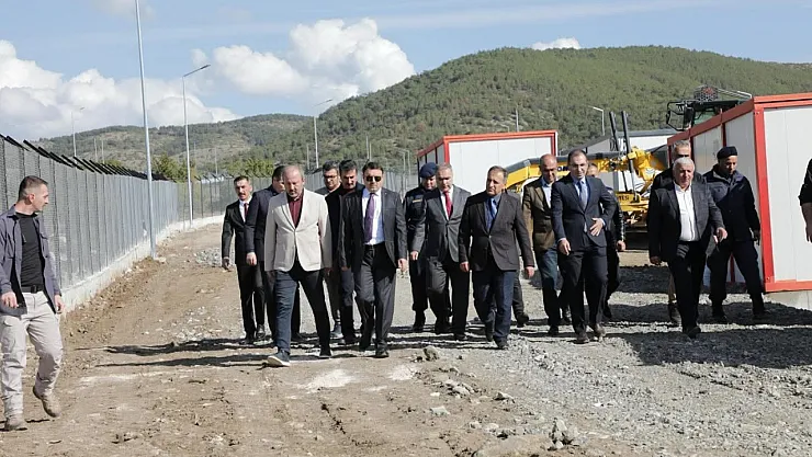 Vali Işın Ve Bakan Danışmanı Karaca, Hayvan Barınaklarını İnceledi