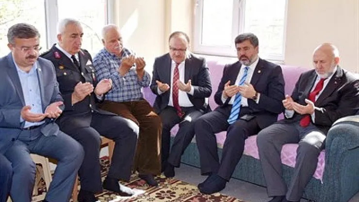 Vali şehit ailelerini ziyaret etti