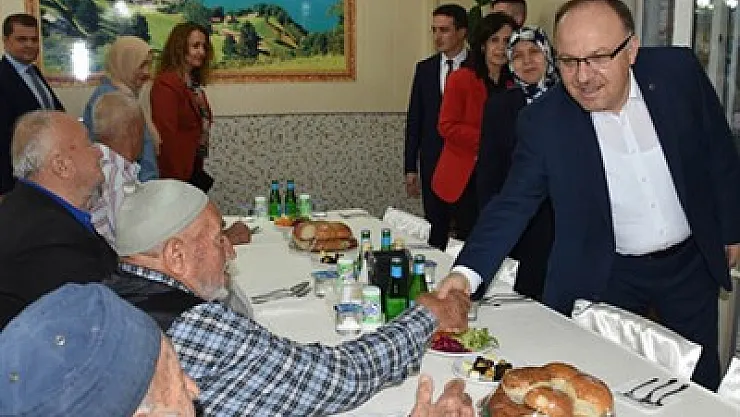 Vali Tutulmaz Huzurevi sakinleriyle iftarda buluştu