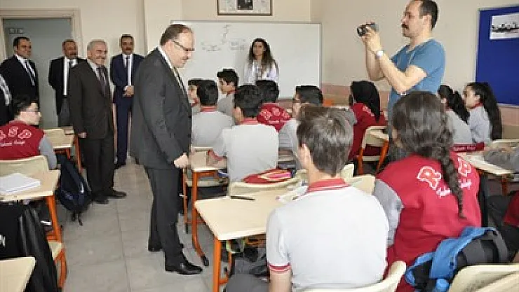 Vali Tutulmaz, Teknik Koleji ziyaret etti