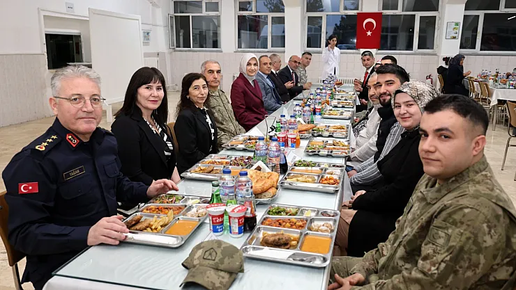 Vali Ve Komutanlar Mehmetçikler İftar Sofrasında
