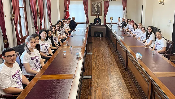 Vali Yiğitbaşı'ndan Şampiyonlara Tebrik Suni Gündemcilere Mesaj
