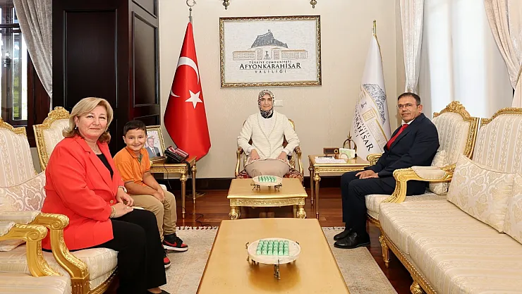 Vali Yiğitbaşı, Şiiriyle Gönülleri Kazanan Öğrenciyi Makamında Ağırladı