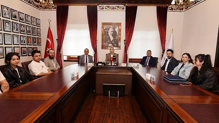 Vali Yiğitbaşı, Uşaklı Öğrencileri Ağırladı