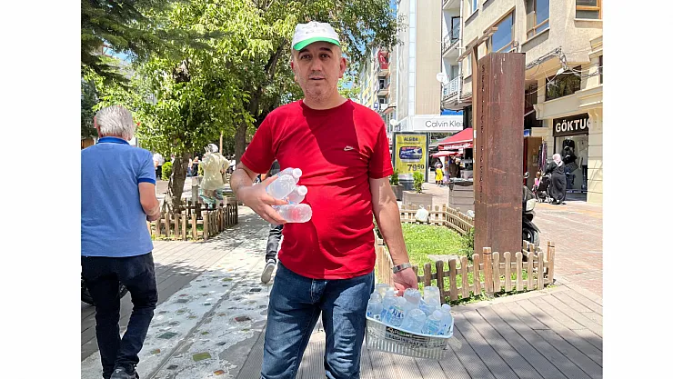 Vatandaşların Yaptığı Bağışlarla Her Gün Saatlerce Ücretsiz Su Dağıtıyor