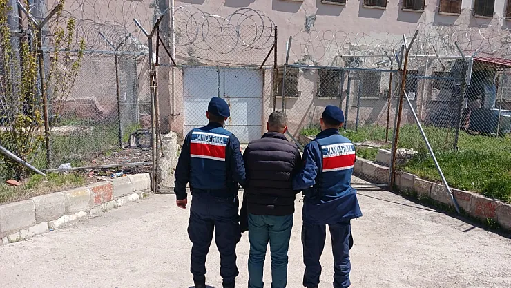 Vergi Suçundan Aranıyordu, Jandarma Yakaladı