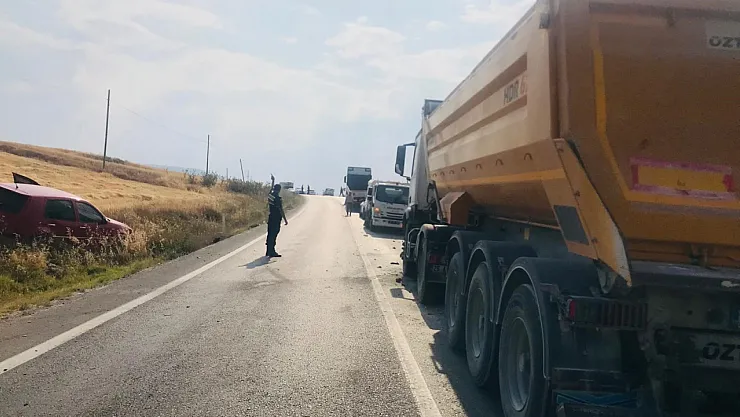 Viraja Hızlı Giren Otomobil Karşı Yönden Gelen İki Tıra Çarptı, Facia Kıl Payı Atlatıldı