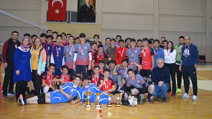 Voleybol'da şampiyon Cumhuriyet Anadolu Lisesi