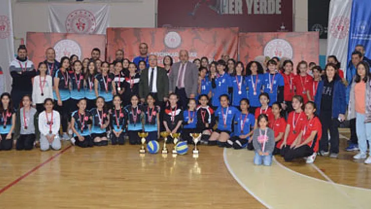 Voleybol’un küçük kızları şampiyonluk kutladı