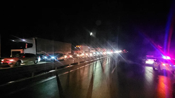 Yağış Kazayı Getirdi, Yol Kapandı, Uzun Kuyruklar Oluştu