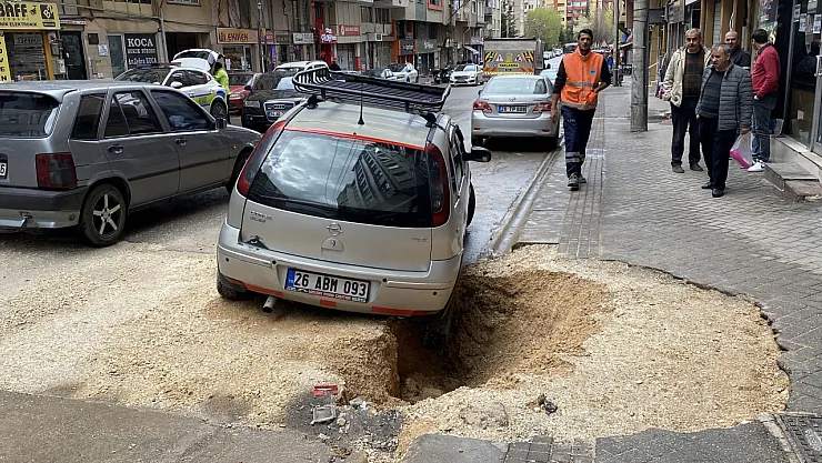 Yağışın Etkisiyle Çöken Zeminde Park Halinde Olan Otomobil Çukura Düştü