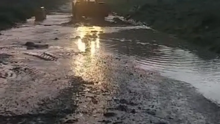 Yağmurdan dolayı kapanan yollarda belediye ekipleri uzun mesai harcadı