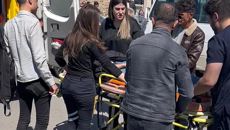 Yaya yolundan geçmeye çalışan genç kıza otomobil çarptı