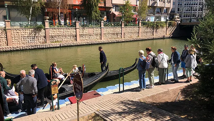 Yaz Bitmesine Rağmen Turistler Gondollardan Vazgeçmiyor