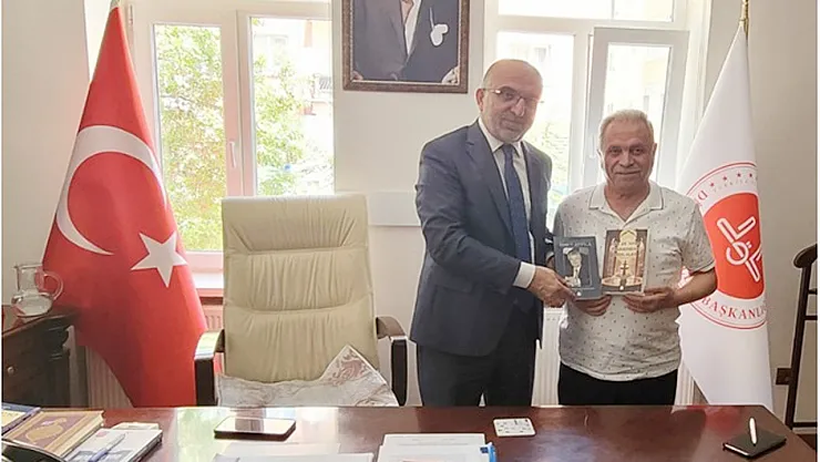 Yazar Şahintepe, Müftülük'e 180 Kitap Bağışladı