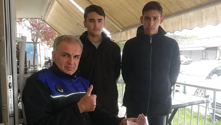 Yerde Bir Miktar Para Bulan Gençlerden Örnek Davranış